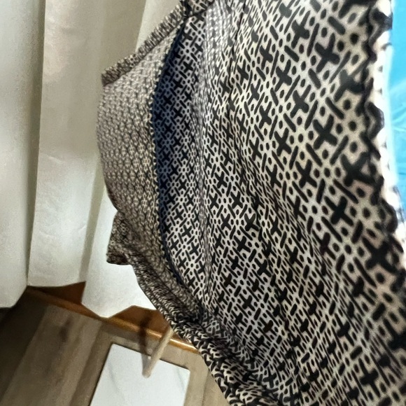 Elegant Black Tan and White Geometric Tote Bag - Picture 6 of 6